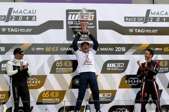Podio: il Campione Gabriele Tarquini, BRC Racing Team Hyundai i30 N TCR, il secondo classificato Yvan Muller, YMR Hyundai i30 N TCR, il terzo classificato Esteban Guerrieri, ALL-INKL.COM Münnich Motorsport Honda Civic Type R TCR
