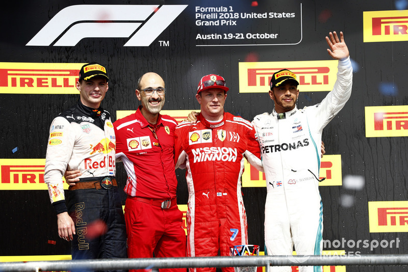 Карло Санті, гоночний інженер Ferrari, Макс Ферстаппен, Red Bull Racing, Кімі Райкконен, Ferrari, та Льюіс Хемілтон, Mercedes AMG F1 святкують з шампанським на подіумі