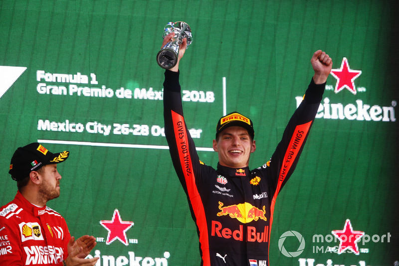 Le vainqueur Max Verstappen, Red Bull Racing, sur le podium