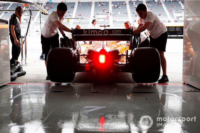 Fernando Alonso, McLaren MCL33, regresa al garaje