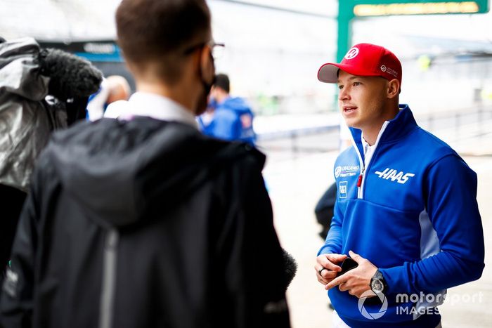 Nikita Mazepin, Haas F1, habla con los medios
