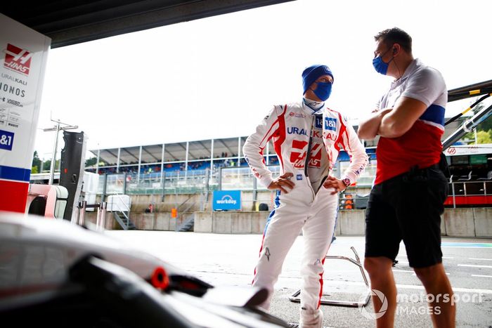 Mick Schumacher, Haas F1, habla con un colega delante del garaje del equipo