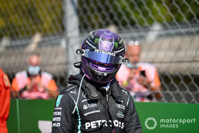 Lewis Hamilton, de Mercedes, se aleja del lugar del accidente