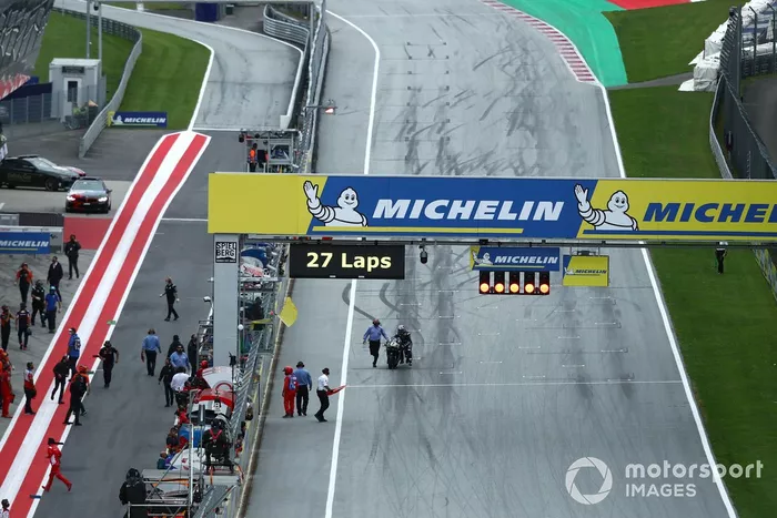 Maverick Vinales, Yamaha Factory Racing, en la parrilla