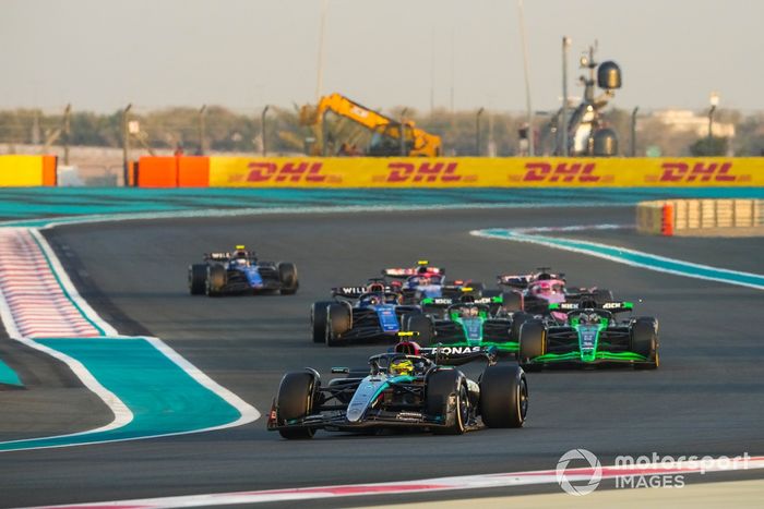 Lewis Hamilton, Mercedes F1 W15, Valtteri Bottas, Stake F1 Team KICK Sauber C44, Zhou Guanyu, Stake F1 Team KICK Sauber C44