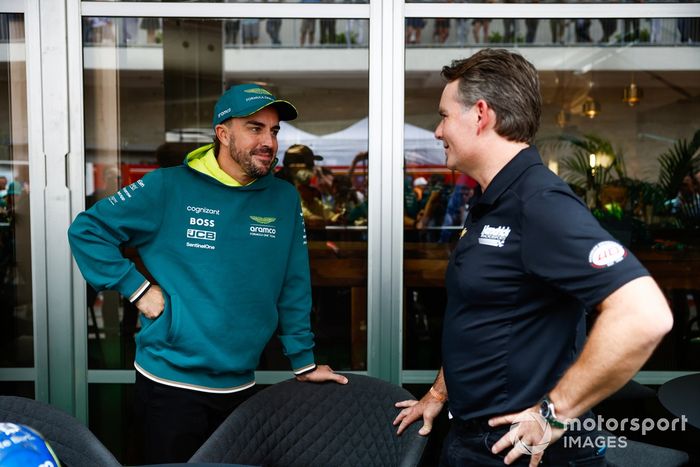 Fernando Alonso, el equipo Aston Martin de F1 y la estrella de la NASCAR Jeff Gordon intercambian cascos