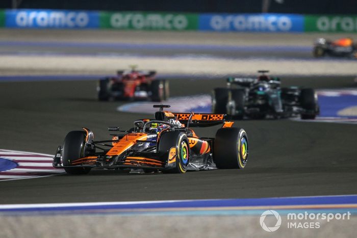 Oscar Piastri, McLaren MCL38, George Russell, Mercedes F1 W15, Carlos Sainz, Ferrari SF-24