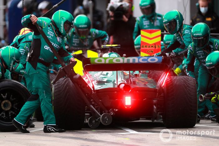 Sebastian Vettel, Aston Martin AMR22, pit stop