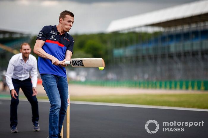 Daniil Kvyat, Toro Rosso, jugando a cricket 