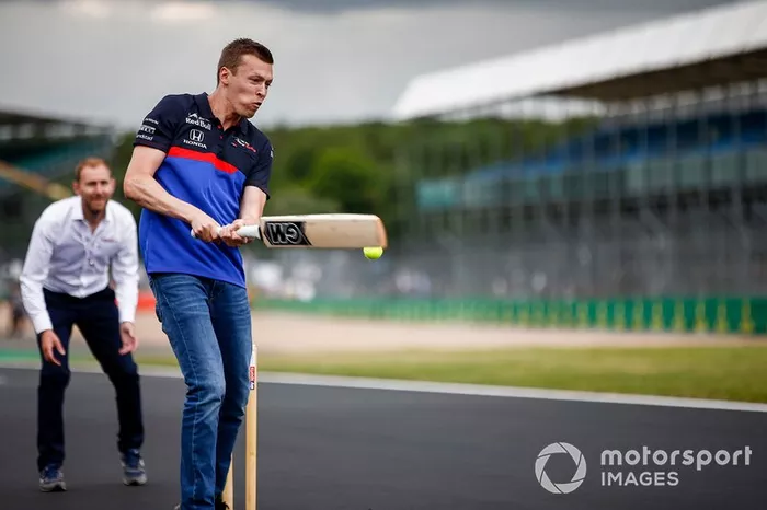 Daniil Kvyat, Toro Rosso, jugando a cricket 