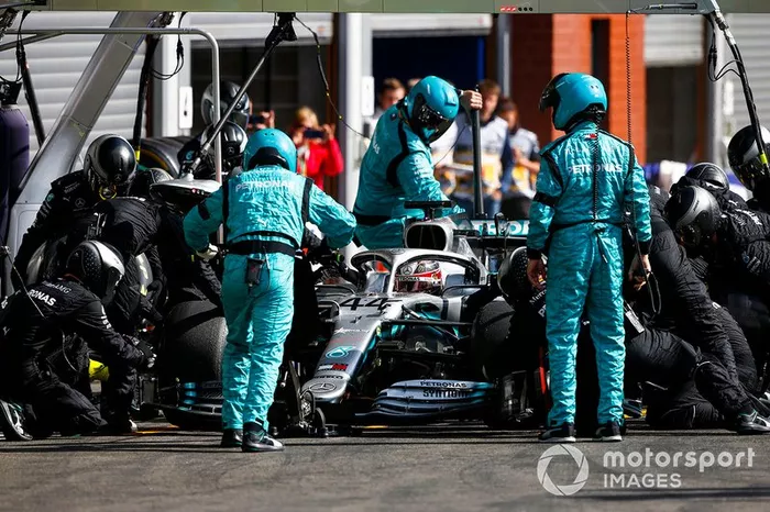 Lewis Hamilton, Mercedes AMG F1 W10, pit stop