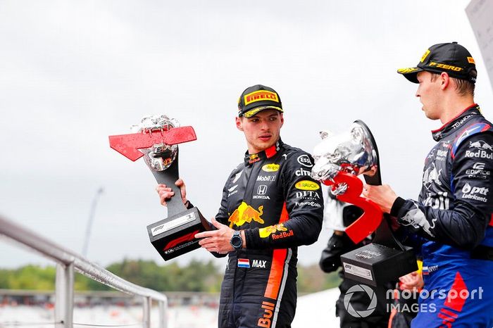 Podio: ganador de la carrera Max Verstappen, Red Bull Racing, y el tercer lugar Daniil Kvyat, Toro Rosso