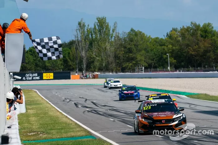 Il vincitore della gara Daniel Lloyd, Brutal Fish Racing Team Honda Civic Type R