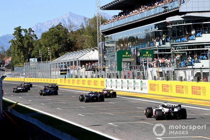 Lewis Hamilton, Mercedes W13, Sergio Pérez, Red Bull Racing RB18, Pierre Gasly, AlphaTauri AT03, Lando Norris, McLaren MCL36, Nyck de Vries, Williams FW44, cruzan la meta con bandera amarilla