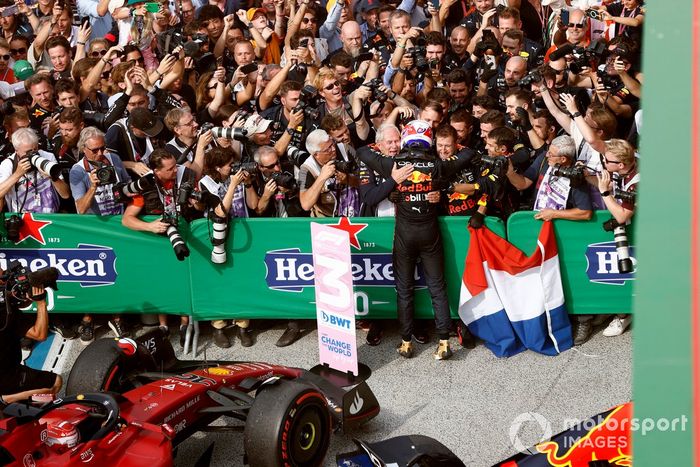 Max Verstappen, Red Bull Racing, 1ª posición, celebra con su equipo su llegada al Parc Ferme
