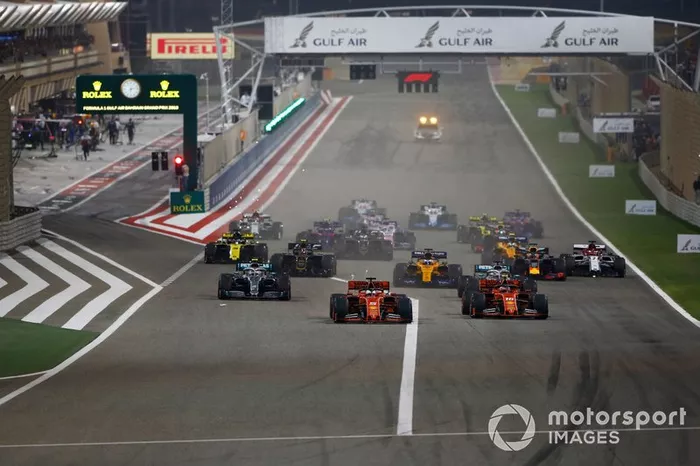Sebastian Vettel, Ferrari SF90, precede Charles Leclerc, Ferrari SF90, Lewis Hamilton, Mercedes AMG F1 W10, Valtteri Bottas, Mercedes AMG W10, Max Verstappen, Red Bull Racing RB15, Kevin Magnussen, Haas F1 Team VF-19, e il resto del gruppo, alla partenza