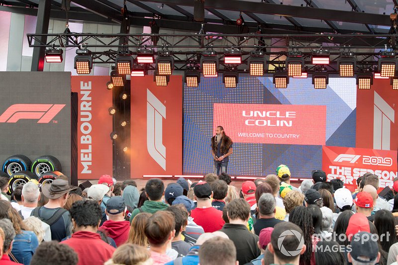 Uncle Colin all'evento a Federation Square