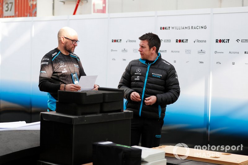 Williams Racing mecánicos y contenedores
