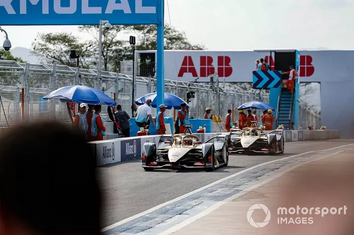 Jean-Eric Vergne, DS TECHEETAH, DS E-Tense FE19, Andre Lotterer, DS TECHEETAH, DS E-Tense FE19, in fondo alla pit lane