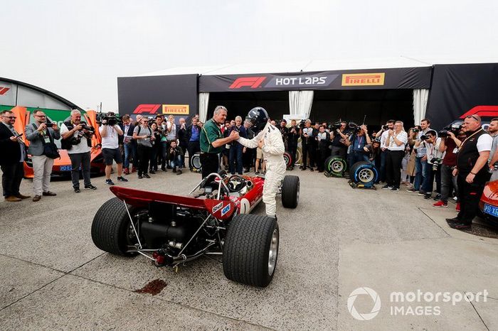 Damon Hill se prepara para subirse al Lotus 49 de su padre, Graham Hill