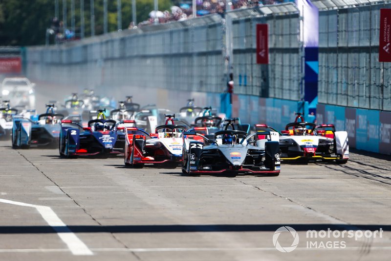 Sébastien Buemi, Nissan e.Dams, Nissan IMO1, Pascal Wehrlein, Mahindra Racing, M5 Electro, Daniel Abt, Audi Sport ABT Schaeffler, Audi e-tron FE05, Sam Bird, Envision Virgin Racing, Audi e-tron FE05, down towards the first corner at the start.