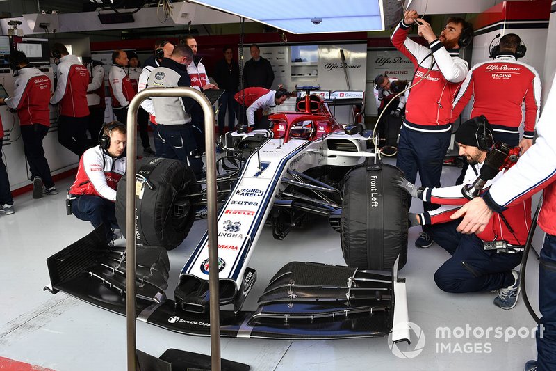Kimi Raikkonen, Alfa Romeo Racing C38 in de pitbox