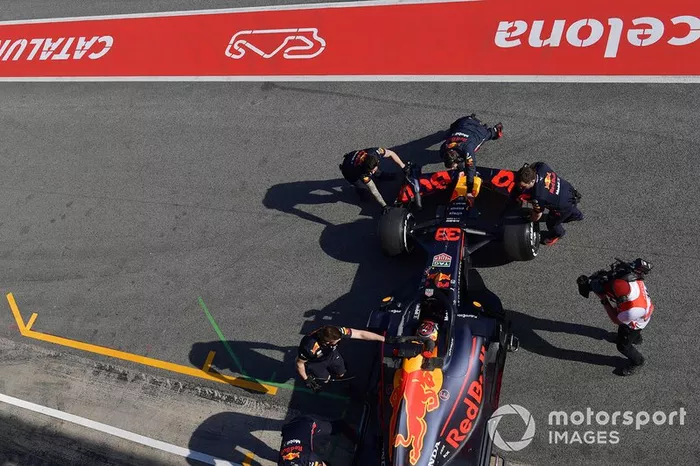 Mecánicos de Red Bull con Max Verstappen, Red Bull Racing RB15