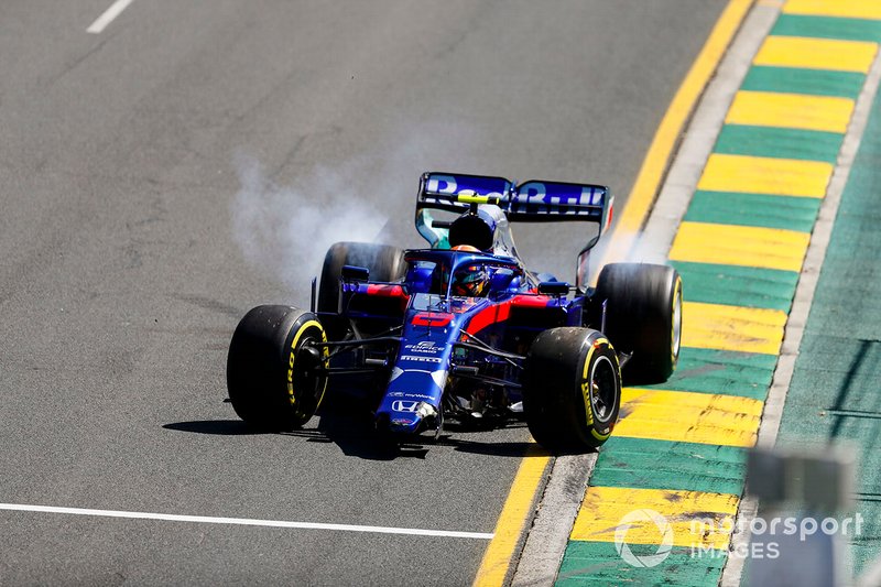 Alexander Albon, Toro Rosso STR14 with a broken front nose after spinning