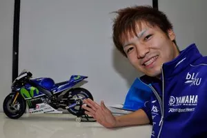 野左根航汰とデアゴスティーニの『YAMAHA YZR-M1』。野左根は、そのハンドル周りの作り込みの細かさに、感心しきりだった。