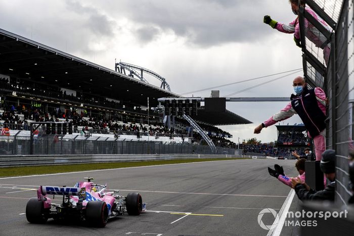 Nico Hulkenberg, Racing Point RP20, pasa a su equipo en el muro de boxes al final de la carrera