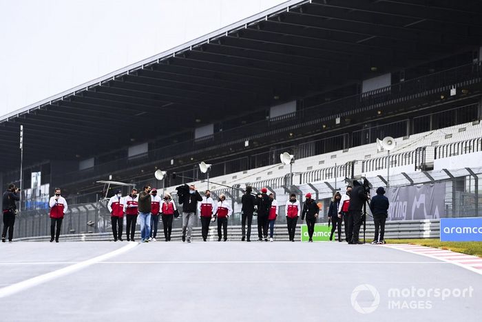 Antonio Giovinazzi, Alfa Romeo y Mick Schumacher, Alfa Romeo, recorren la pista