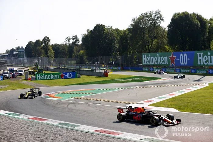 Max Verstappen, Red Bull Racing RB16, Esteban Ocon, Renault F1 Team R.S.20