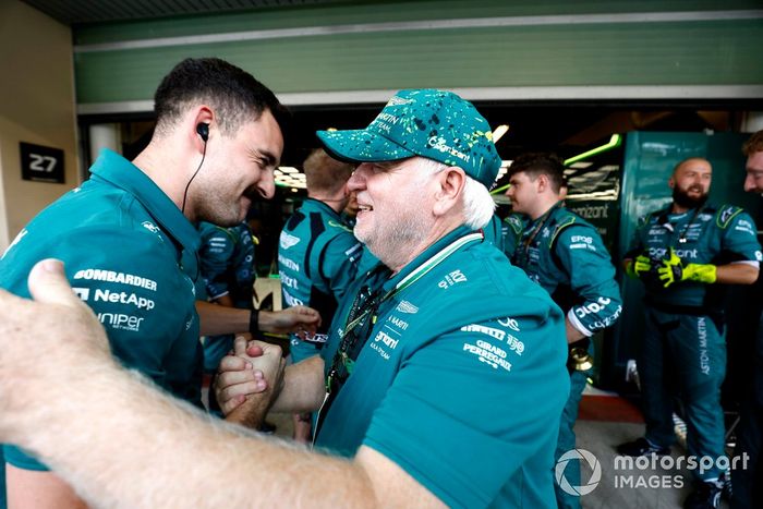 Norbert Vettel con los mecánicos de Aston Martin
