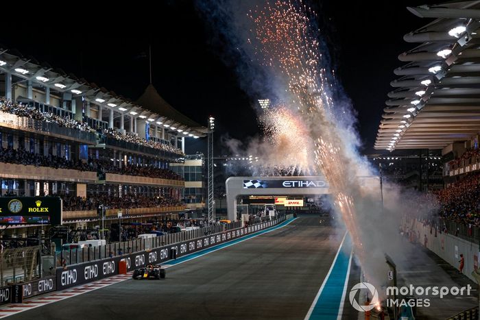 Los fuegos artificiales iluminan el cielo mientras Max Verstappen, Red Bull Racing RB18, 1ª posición, consigue la victoria