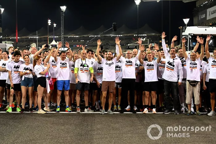 Sebastian Vettel, Aston Martin, es acompañado en una carrera alrededor del circuito por los miembros del equipo con la playera de Danke Seb como parte de su despedida en su último Gran Premio