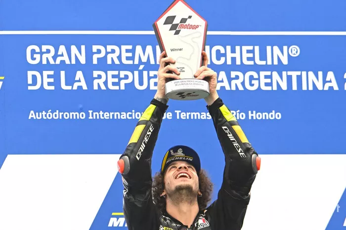 Podio: ganador Marco Bezzecchi, VR46 Racing Team