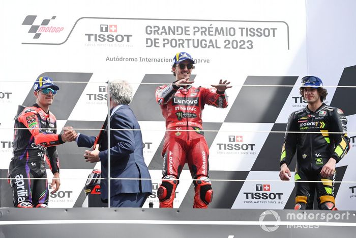 Podio: ganador Francesco Bagnaia, Ducati Team, tercer lugar Marco Bezzecchi, VR46 Racing Team, segundo lugar Maverick Viñales, Aprilia Racing Team