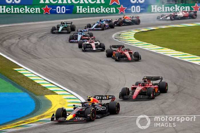 Sergio Pérez, Red Bull Racing RB18, Carlos Sainz, Ferrari F1-75, Charles Leclerc, Ferrari F1-75