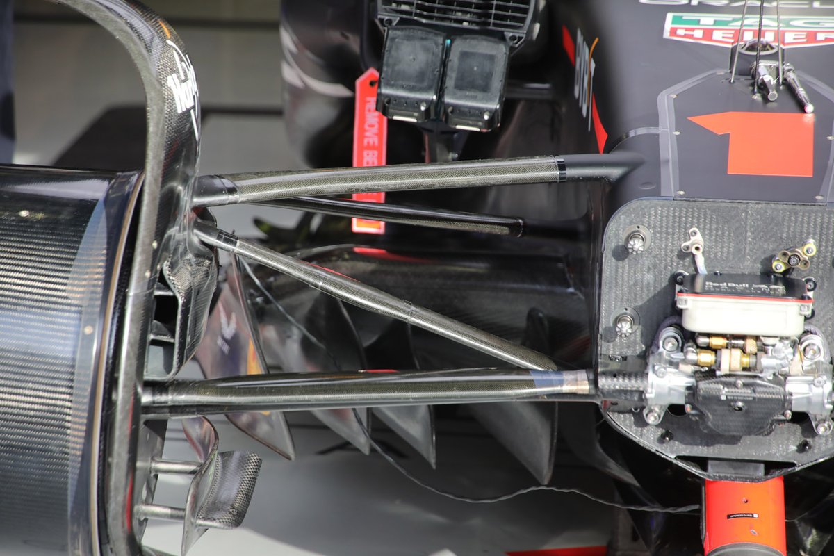 Detalle de la suspensión delantera del Red Bull Racing RB19