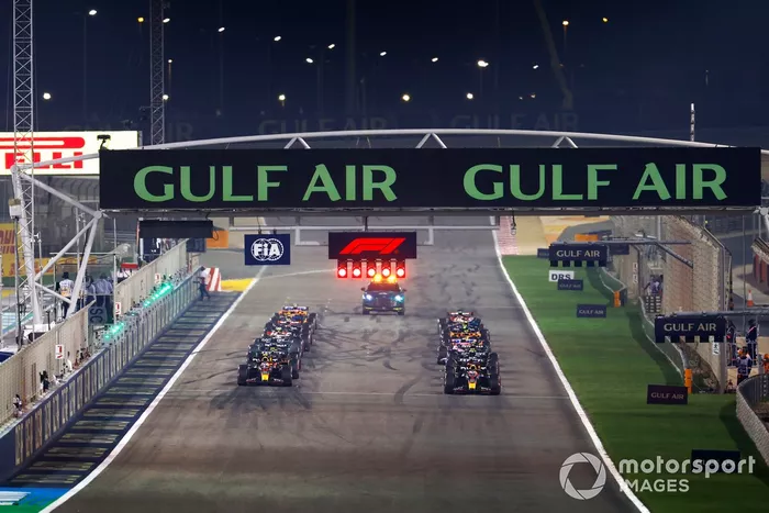 Max Verstappen, Red Bull Racing RB19, Sergio Pérez, Red Bull Racing RB19, se preparan para liderar la salida.