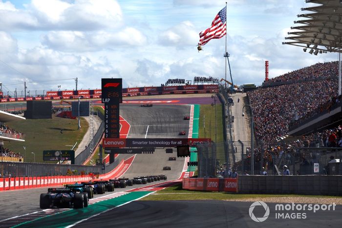 Logan Sargeant, Williams FW45, Fernando Alonso, Aston Martin AMR23, Nico Hulkenberg, Haas VF-23, persigue al pelotón