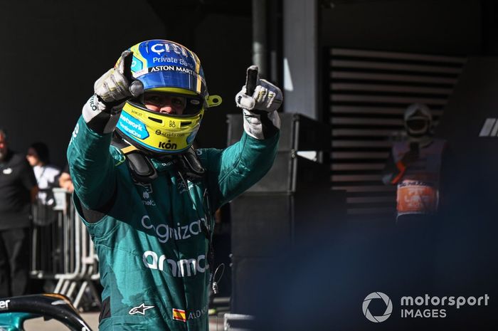 Fernando Alonso, Aston Martin F1 Team, 3ª posición, celebra su llegada al Parc Ferme