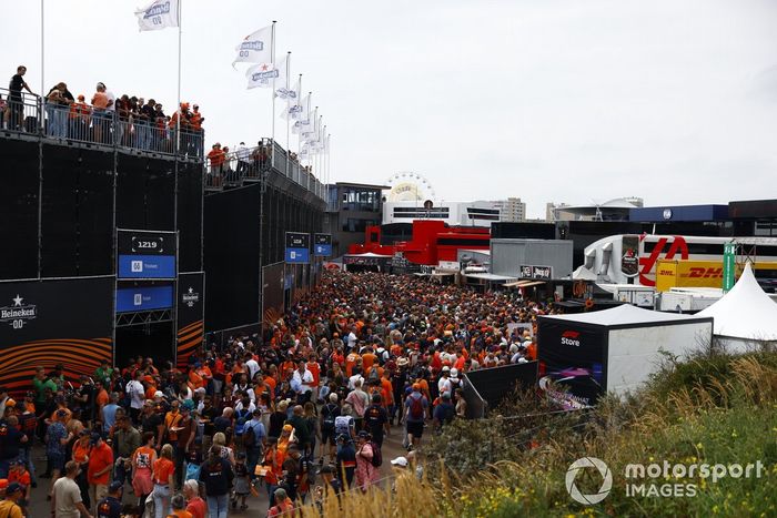 multitudes y aficionados en la carrera holandesa de F1