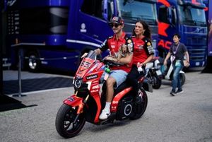 Francesco Bagnaia, del equipo Ducati, con su perro