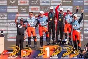 Podio: ganadores Oliver Solberg, Elliott Edmondson, Toyota Gazoo Racing WRT Toyota GR Yaris Rally1, segundo lugar Ott Tänak, Martin Järveoja, Hyundai World Rally Team Hyundai i20 N Rally1, tercer lugar Thierry Neuville, Martijn Wydaeghe, Hyundai World Ral