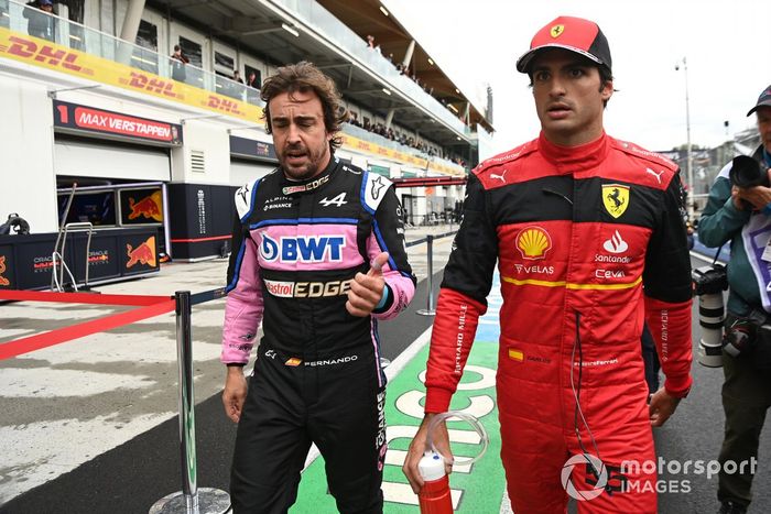 Los pilotos españoles Fernando Alonso, Alpine F1 Team, Carlos Sainz, Ferrari, tras la clasificación