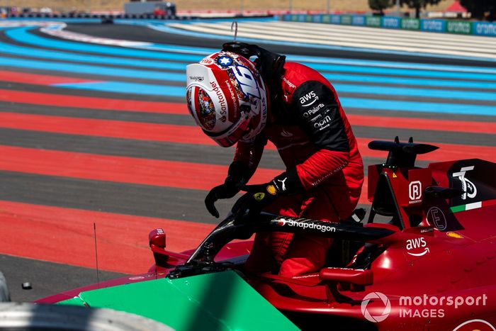 Charles Leclerc, Ferrari F1-75, sale de su coche tras estrellarse en Le Beausset