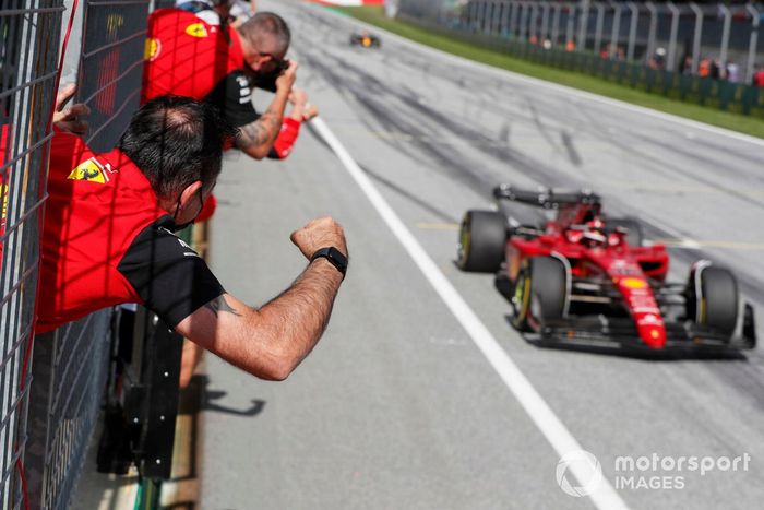 Los mecánicos de Ferrari animan a Charles Leclerc, Ferrari F1-75, a cruzar la línea de meta