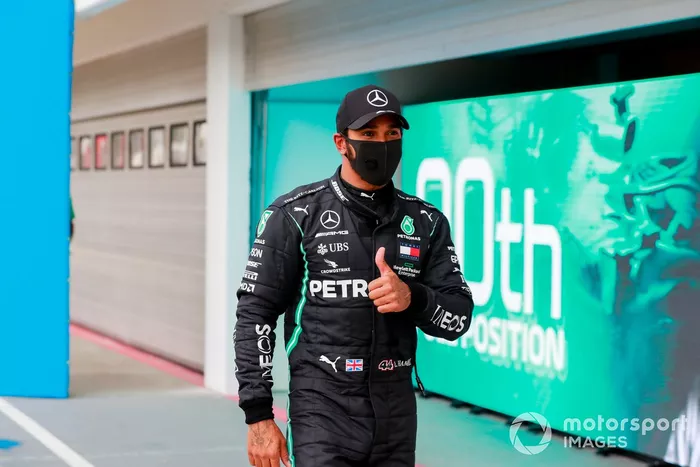 Ganador de la pole Lewis Hamilton, Mercedes-AMG Petronas F1 celebra en Parc Ferme 