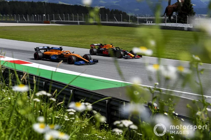 Max Verstappen, Red Bull Racing RB16, Carlos Sainz Jr., McLaren MCL35
